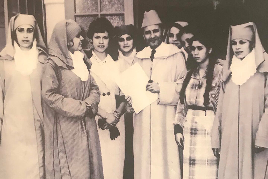 S.M. Mohamed V entouré de resistantes (1956)